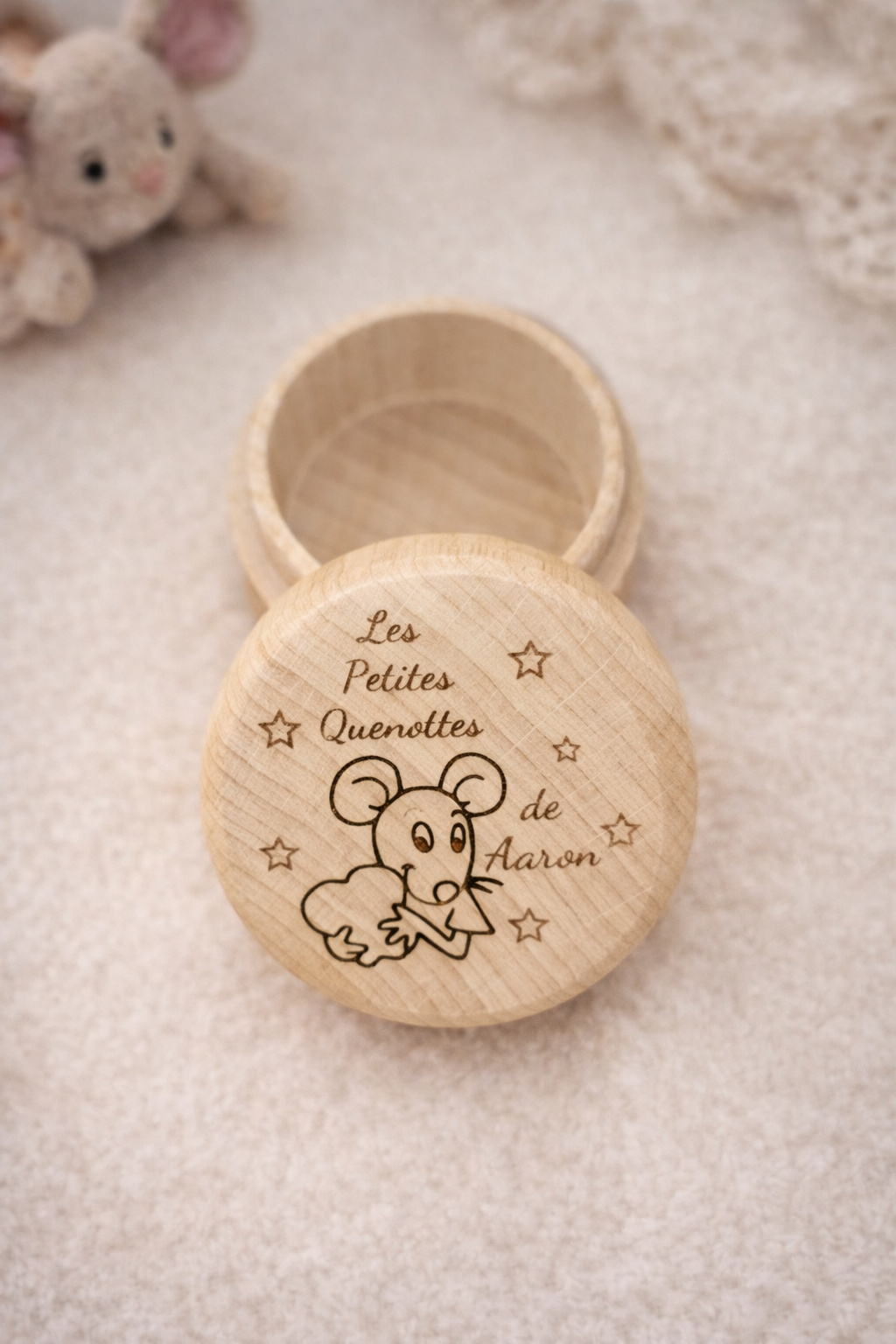 🦷 Boîte à quenottes personnalisée – Souris des dents
Un petit trésor pour garder les premières dents de lait avec tendresse et poésie.